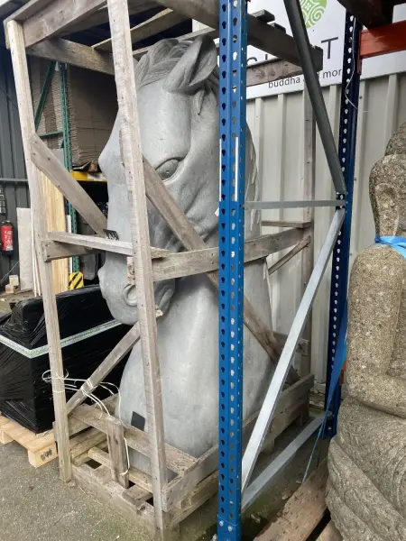 Artikelbild 4 des Artikels “Kopf eines Pferdes aus Riverstone, nach unten blickend. 205cm Höhe. “